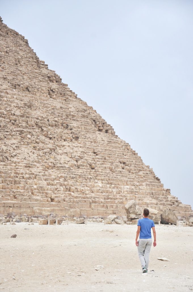 uomo che cammina verso la piramide